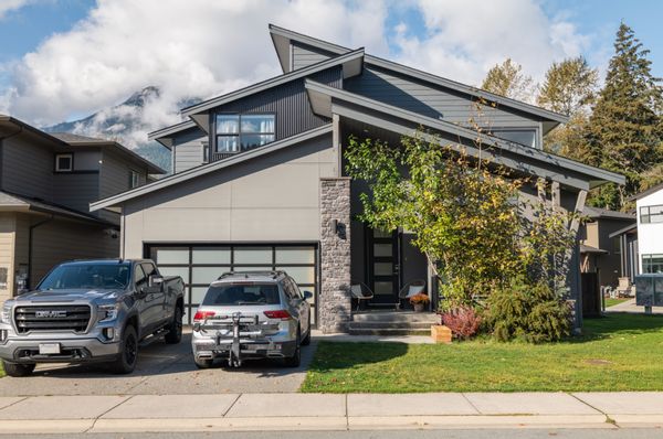 Modern family home w/ mountain views in Squamish