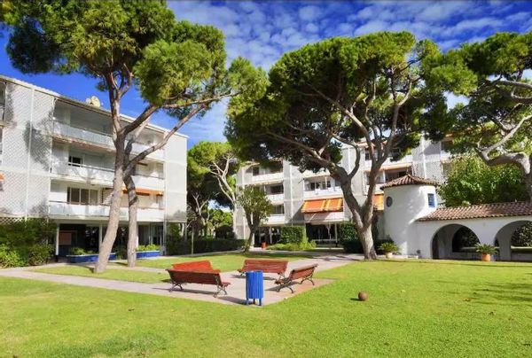 Precioso apartamento familiar frente a la playa y cerca de Barcelona