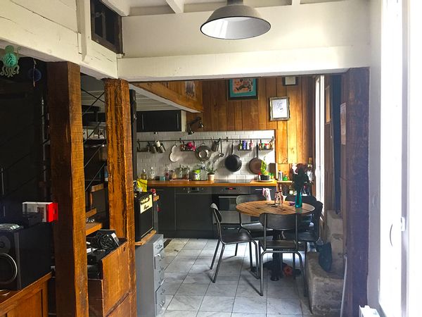 Appartement avec terrasse sur cour verdoyante au coeur du quartier Belleville. Proche République