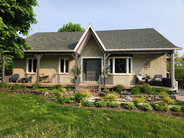 La maison Jean-Daw est une grande maison avec beaucoup d'espace intérieur et extérieur au coeur d'un quartier paisible à 4 minutes d'auto du centre-ville.