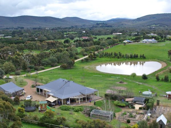Peaceful eco retreat - views, gardens. 1hr from Melbourne.