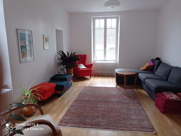 Grande chambre dans suite avec salle de bain et bureau/salle de massage.