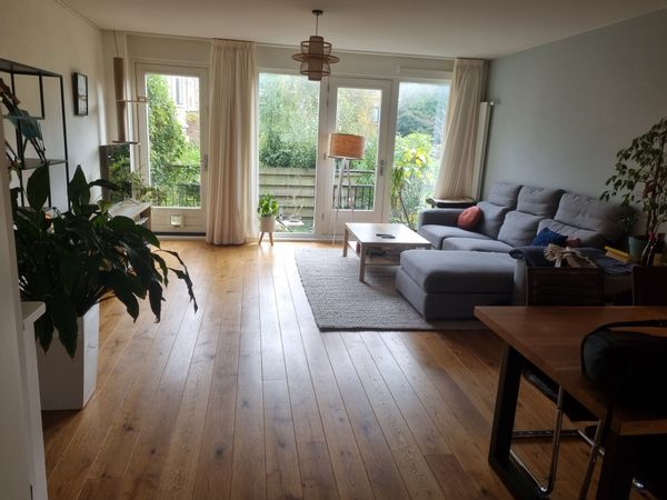 Spacious home with garden and private parking near trainstation Laan van Noi