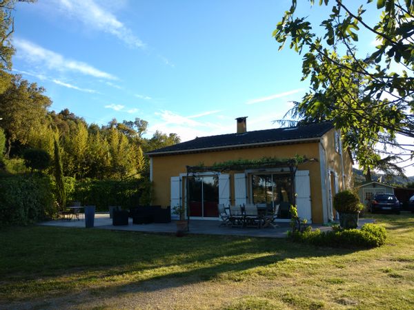 Dans un écrin de verdure et proche des activités du Sud.