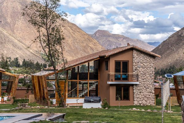 La belleza de los andes peruanos desde un cálido hogar