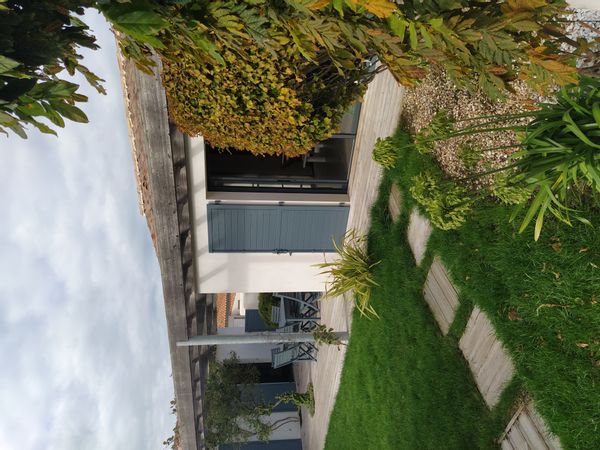 Ma maison secondaire sur l'île d'Oléron, dans le bourg de Cheray, dans un petit lot calme. Marché et commerces accessibles à pied, pistes cyclables à 200m. Plages côté océan et côté pertuis à 4 km.
Joli jardin, grande terrasse