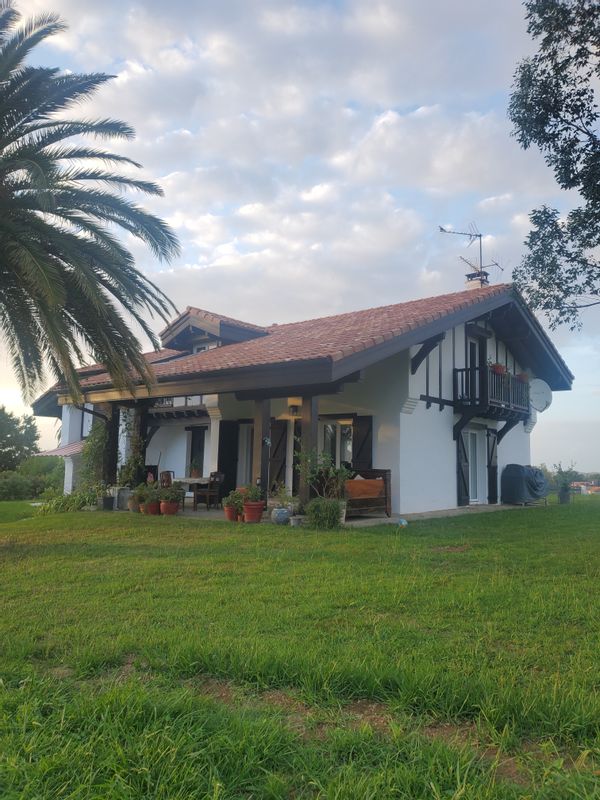 La chambre privée de Caroline a une vue magnifique sur la montagne