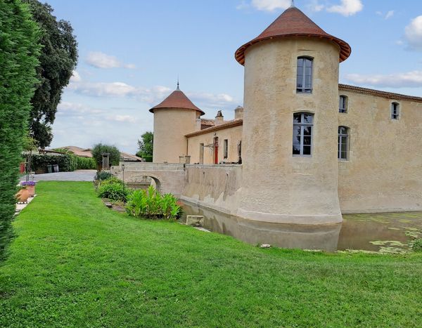 Medieval Castle - 30 minutes outside of Bordeaux