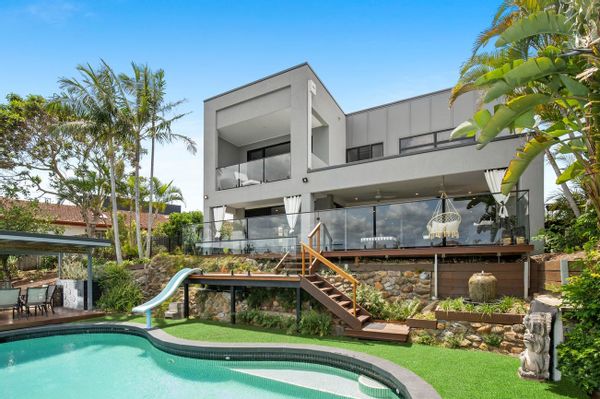 Large waterfront 5 bedroom house near world famous beaches