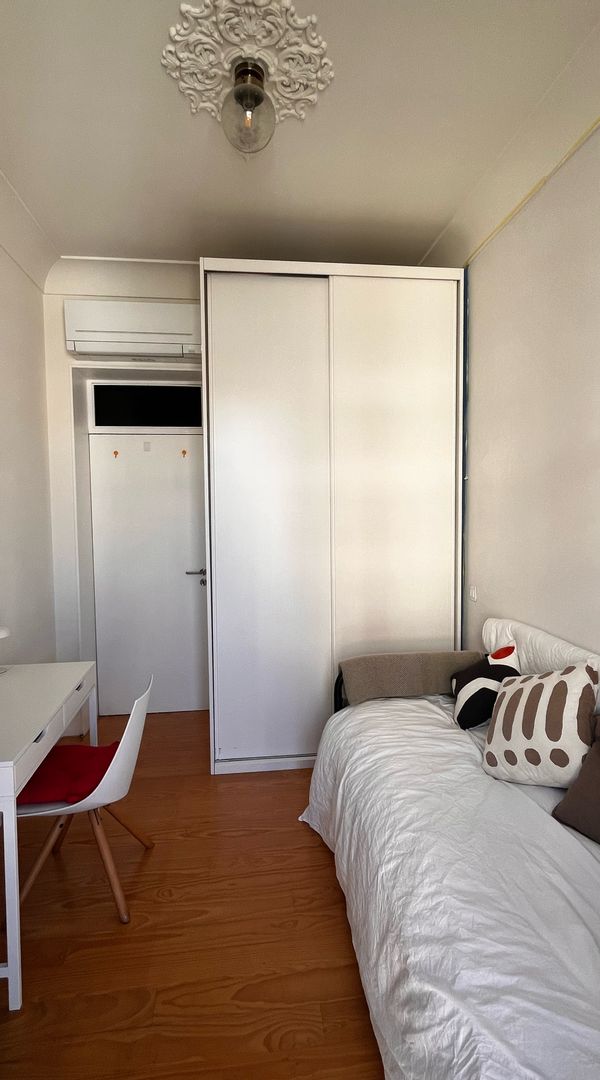 Sunny private room with balcony in Lisbon center