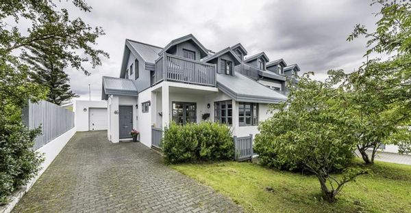 Cozy 4 bedroom town house in Reykjavík