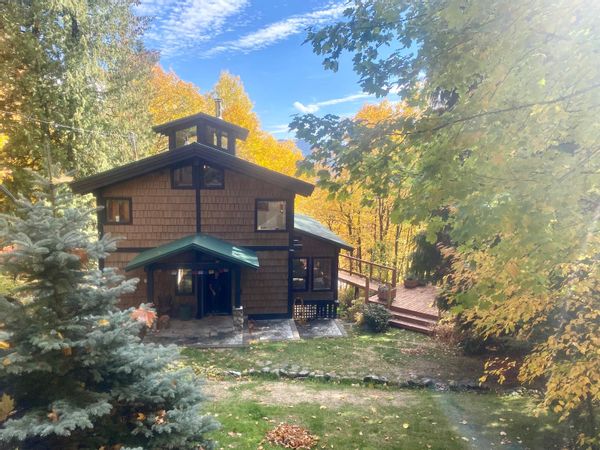 Home in the Forest in Rossland, minutes from Skiing and Biking