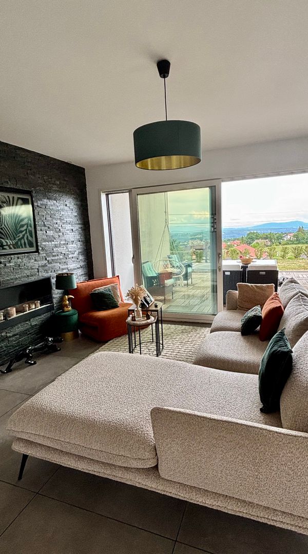 Maison moderne entre lacs et montagnes