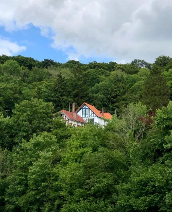 Anglo-normande dominant la vallée aux portes de la forêt