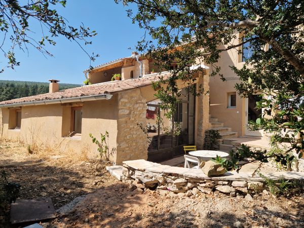 Une bergerie au pied de la montagne de Lure