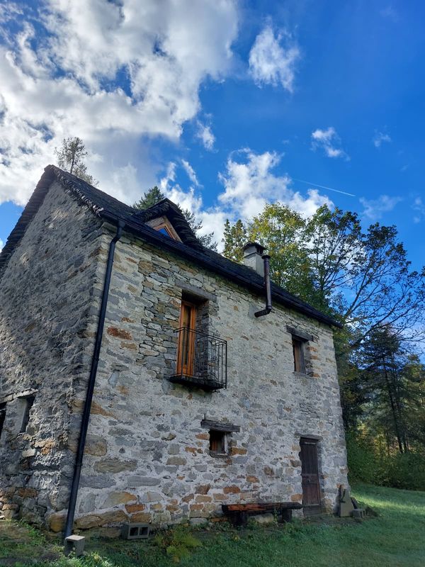 Camera privata in tipica baita delle alpi in pietra