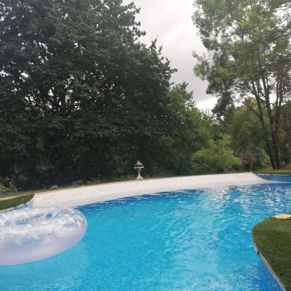 Maison spacieuse avec piscine, forêt et animaux