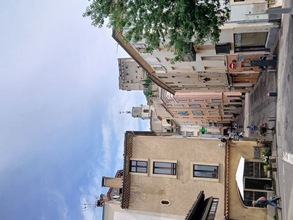 La maison de François est à deux pas de la Tour de Crest. Centre ville, marché x2/ semaine mardis et samedis. Restaurants, piscine, rivière, cinéma, médiathèque...