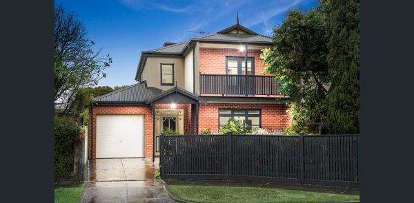 Spacious 4 bed townhouse with large backyard