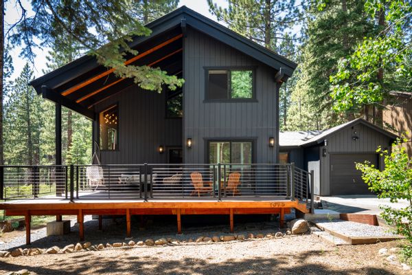 Sierra Serenity - Modern North Lake Tahoe home 1 mile to the beach, 5 min to slopes