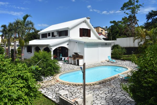 Chambre privée et piscine chez Isabelle à Petite-Ile ( Réunion)