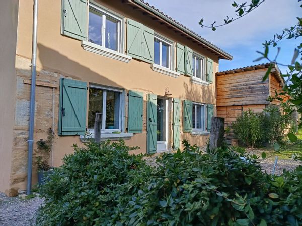 Hiver au coin du feu en Auvergne : corps de ferme rénové, poêle à bois & nature préservée !