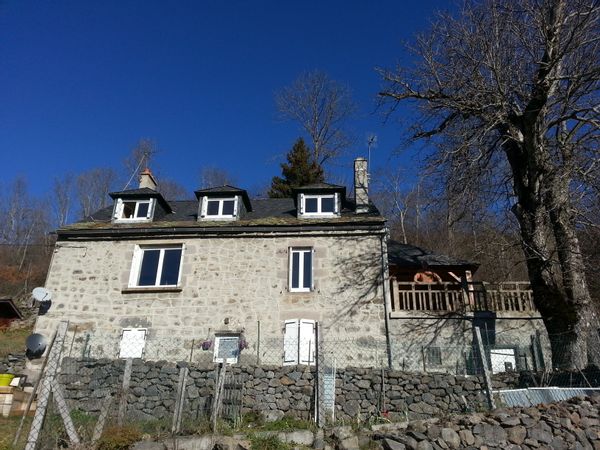 Maison rustique et typique au cœur du parc des volcans d' Auvergne avec vue sur le Plomb du Cantal