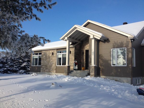 Maison neuve en banlieue de Québec
