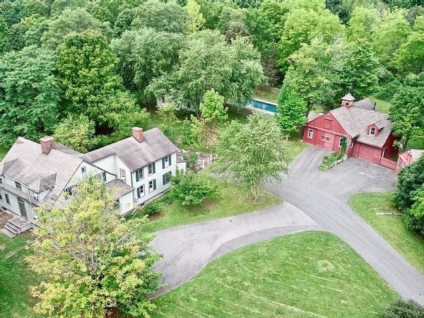 Great Barrington 6 Bedroom - Great for Families - Walk to Town - Pool - Private Garden