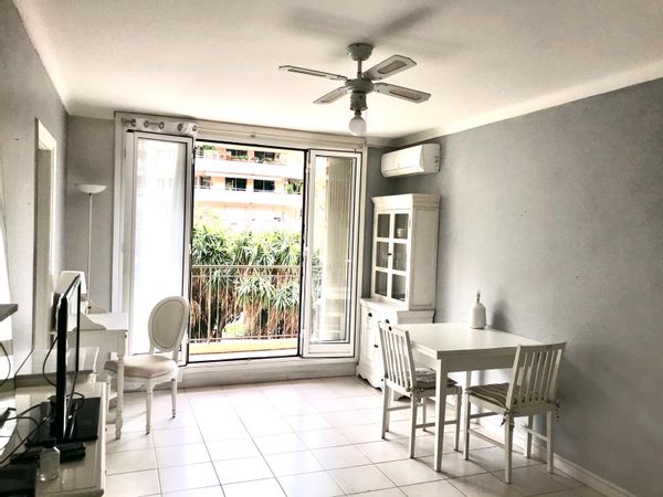 Menton sunny studio!