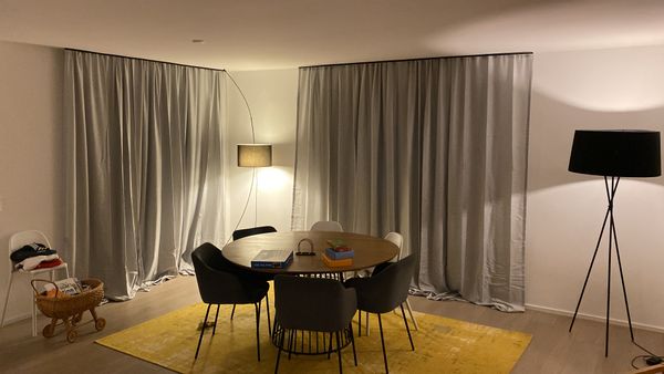 La maison de Vasco est situé dans une station de ski bien connue et réputée en Suisse! Elle se trouve au centre du village dans un cartier calme.