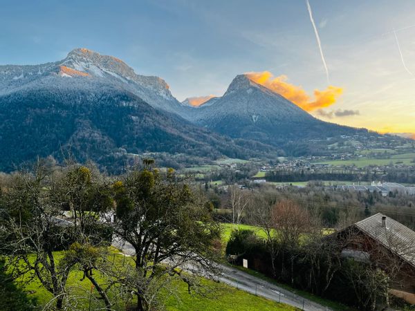 Maison avec jardin entre montagnes, forêts et rivières, à proximité d’Annecy et des pistes de ski