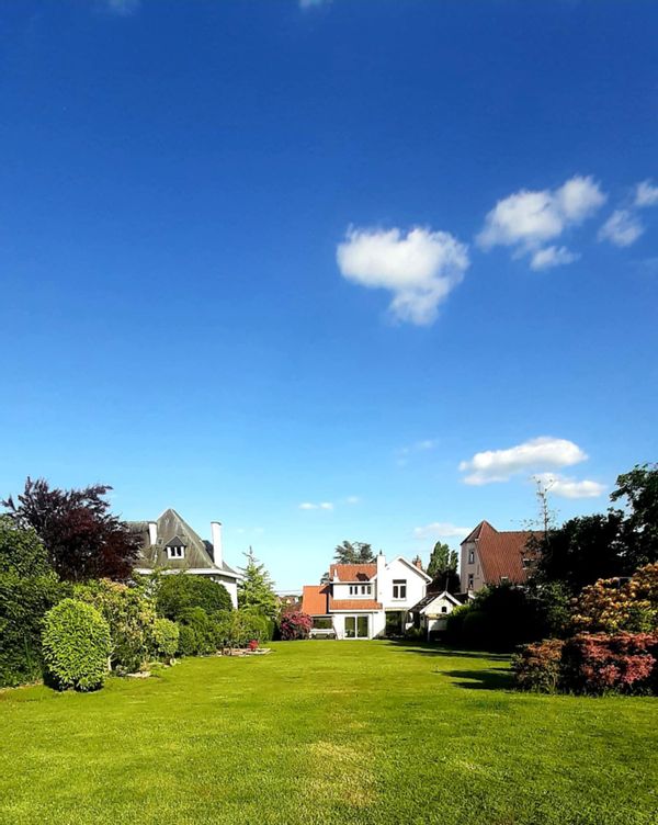 Villa de charme au style anglo-normand, chargée d’histoire et proche du lac de Genval