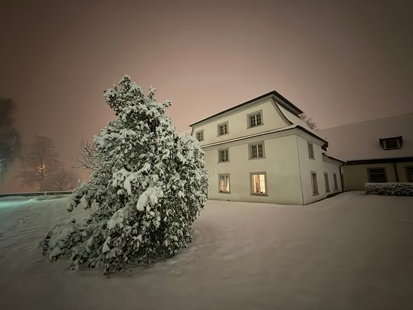 Cosy and comfortable studio (35 m²) in Sankt Urban, where nature meets the city. A peaceful retreat surrounded by forest and heritage. Historic calm on the edge of urban life, between Bern and Aargau, in the canton of Lucerne.