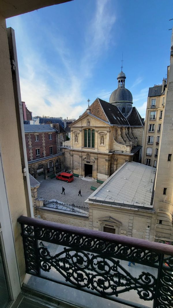 Appartement idéalement situé au 4è étage avec vue dégagée sur l'église Notre dame des Carnes