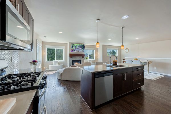 White Serenity by Water! Near Seattle, Bellevue, Seatac Airport & All Conveniences