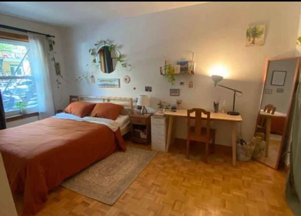 Spacious & cozy room near Parc Lafontaine