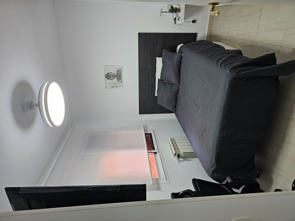 Habitación privada a 12' del Parque Temático Warner y a 25' de Madrid