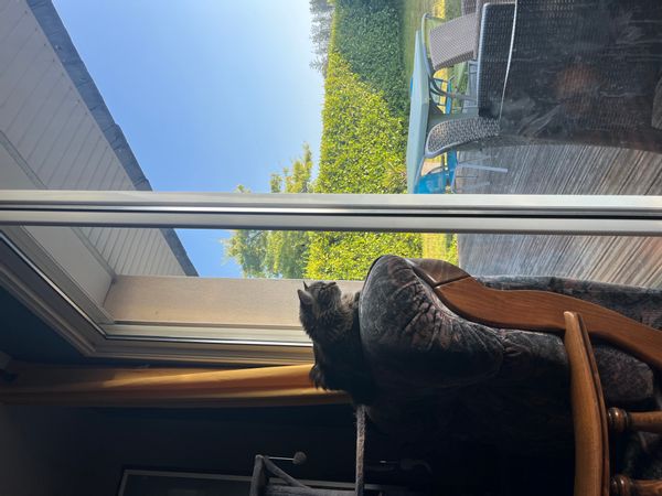 C’est une chambre avec chauffage et une télé dans la chambre, avec internet