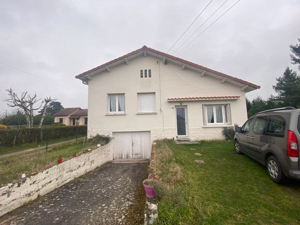 La maison de Evelyne est située à 5 min du centre ville à pied où vous trouverez toutes les commodités : épicerie commerces alimentaires , musée de la céramique, restaurants....dans un environnement calme verdoyant et sympathique. La maison donne sur un jardin calme avec piscine.