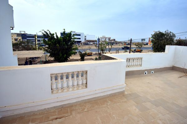 Maison charmante avec deux cours fleuries dans Dakar