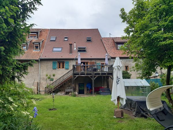 Maison alsacienne au centre historique avec grand jardin