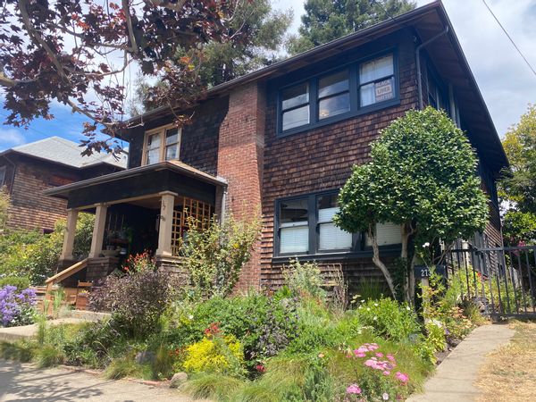 Sunny upper flat of Berkeley duplex
