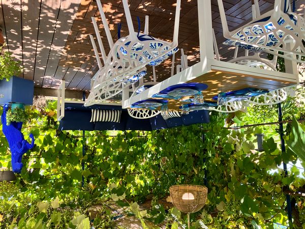 C’est une petite maison « bleue » à 8 minutes des plages du Mourillon.