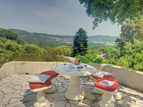 Mazet en pleine nature, dans une résidence avec grand parc arboré, piscine et terrains de tennis