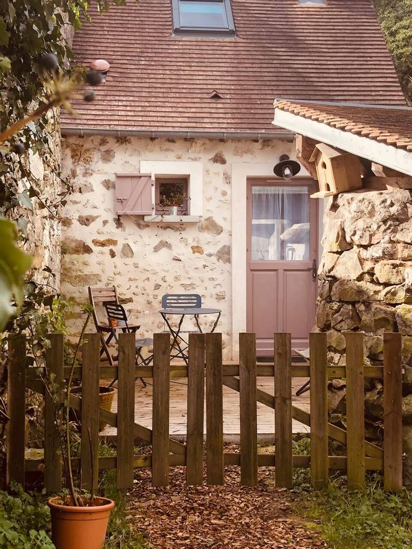 Micro Maison du Puits à l'orée du bois pour un séjour calme et nature.