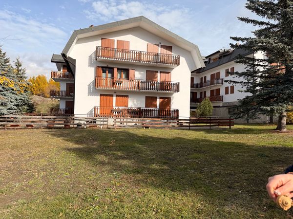 Panoramic Alpine Retreat • All Seasons • Private Parking & EV • Private Ski & Bike Room