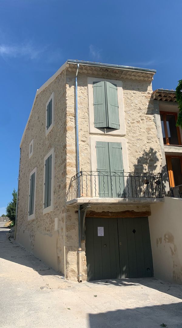 Adorable maison de village en pierres dans le Luberon (Provence)