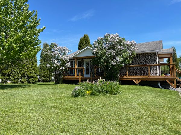 Maison familiale chaleureuse et entièrement équipée près du Lac Saint-Jean – Nature, plages et découvertes vous attendent !