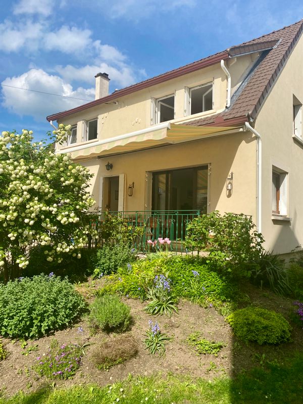 Large house with garden in Fontainebleau, close to Paris